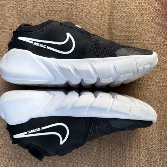 Nike Toddler Boys Girls 11C Flex Runner 2 Black White Sneaker Shoes Stretchy - Picture 5 of 8